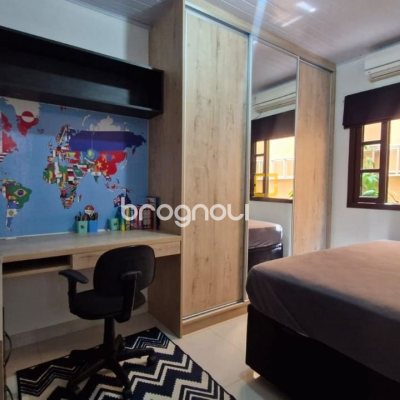 Casa com 90m², 3 quartos (sendo 1 suíte), 2 garagens, no bairro Rio Vermelho em Florianópolis