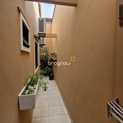 Casa com 90m², 3 quartos (sendo 1 suíte), 2 garagens, no bairro Rio Vermelho em Florianópolis