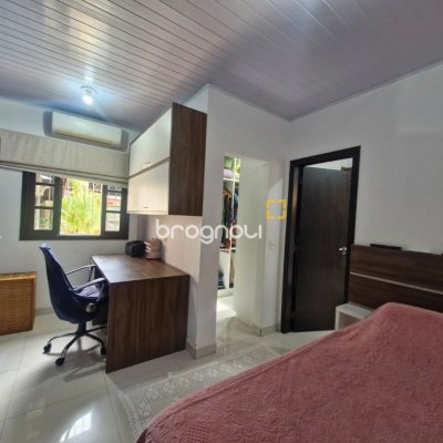 Casa com 90m², 3 quartos (sendo 1 suíte), 2 garagens, no bairro Rio Vermelho em Florianópolis