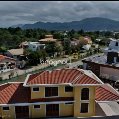 Casa com 270m², 4 quartos (sendo 4 suítes), 2 garagens, no bairro Rio Vermelho em Florianópolis