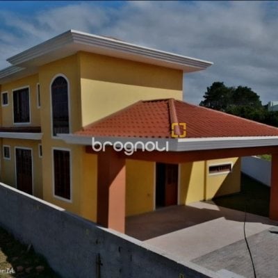 Casa com 270m², 4 quartos (sendo 4 suítes), 2 garagens, no bairro Rio Vermelho em Florianópolis