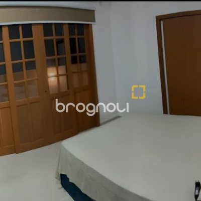 Casa com 270m², 4 quartos (sendo 4 suítes), 2 garagens, no bairro Rio Vermelho em Florianópolis