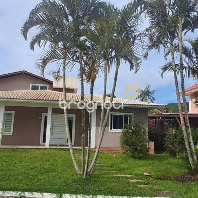 Casa de Condomínio com 328m², 5 quartos (sendo 3 suítes), 4 garagens, no bairro Sambaqui em Florianópolis