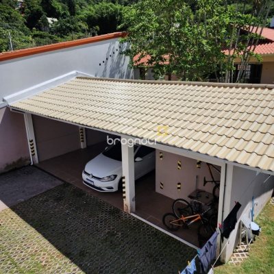 Casa de Condomínio com 328m², 5 quartos (sendo 3 suítes), 4 garagens, no bairro Sambaqui em Florianópolis