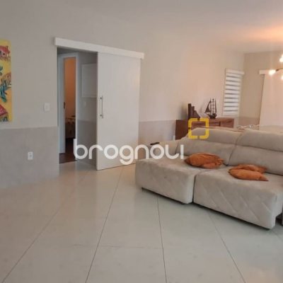 Casa de Condomínio com 328m², 5 quartos (sendo 3 suítes), 4 garagens, no bairro Sambaqui em Florianópolis