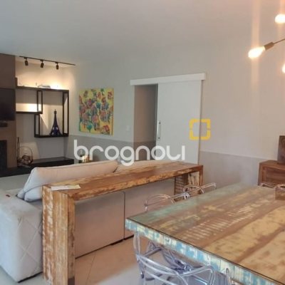 Casa de Condomínio com 328m², 5 quartos (sendo 3 suítes), 4 garagens, no bairro Sambaqui em Florianópolis