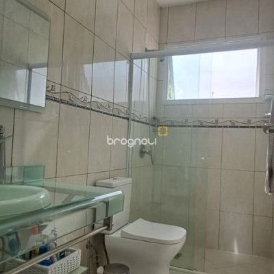 Casa de Condomínio com 328m², 5 quartos (sendo 3 suítes), 4 garagens, no bairro Sambaqui em Florianópolis