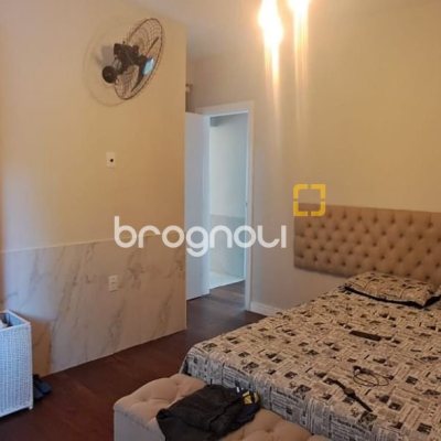 Casa de Condomínio com 328m², 5 quartos (sendo 3 suítes), 4 garagens, no bairro Sambaqui em Florianópolis