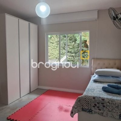 Casa de Condomínio com 328m², 5 quartos (sendo 3 suítes), 4 garagens, no bairro Sambaqui em Florianópolis