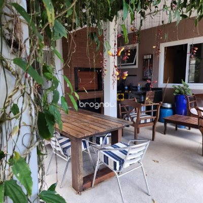 Casa de Condomínio com 328m², 5 quartos (sendo 3 suítes), 4 garagens, no bairro Sambaqui em Florianópolis