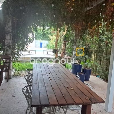 Casa de Condomínio com 328m², 5 quartos (sendo 3 suítes), 4 garagens, no bairro Sambaqui em Florianópolis