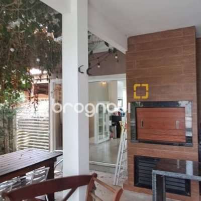 Casa de Condomínio com 328m², 5 quartos (sendo 3 suítes), 4 garagens, no bairro Sambaqui em Florianópolis