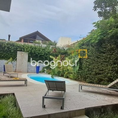 Casa de Condomínio com 328m², 5 quartos (sendo 3 suítes), 4 garagens, no bairro Sambaqui em Florianópolis