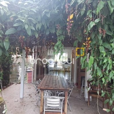 Casa de Condomínio com 328m², 5 quartos (sendo 3 suítes), 4 garagens, no bairro Sambaqui em Florianópolis