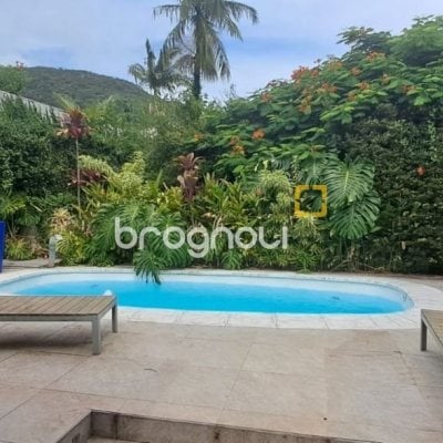 Casa de Condomínio com 328m², 5 quartos (sendo 3 suítes), 4 garagens, no bairro Sambaqui em Florianópolis