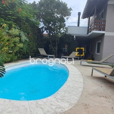 Casa de Condomínio com 328m², 5 quartos (sendo 3 suítes), 4 garagens, no bairro Sambaqui em Florianópolis