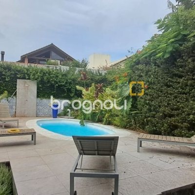 Casa de Condomínio com 328m², 5 quartos (sendo 3 suítes), 4 garagens, no bairro Sambaqui em Florianópolis