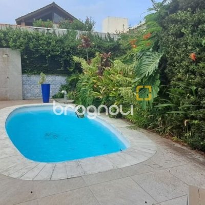Casa de Condomínio com 328m², 5 quartos (sendo 3 suítes), 4 garagens, no bairro Sambaqui em Florianópolis