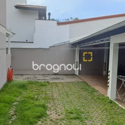 Casa de Condomínio com 328m², 5 quartos (sendo 3 suítes), 4 garagens, no bairro Sambaqui em Florianópolis