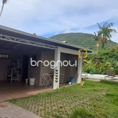 Casa de Condomínio com 328m², 5 quartos (sendo 3 suítes), 4 garagens, no bairro Sambaqui em Florianópolis