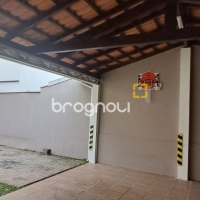 Casa de Condomínio com 328m², 5 quartos (sendo 3 suítes), 4 garagens, no bairro Sambaqui em Florianópolis