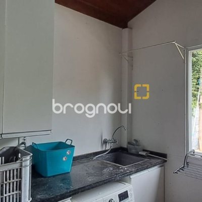 Casa de Condomínio com 328m², 5 quartos (sendo 3 suítes), 4 garagens, no bairro Sambaqui em Florianópolis