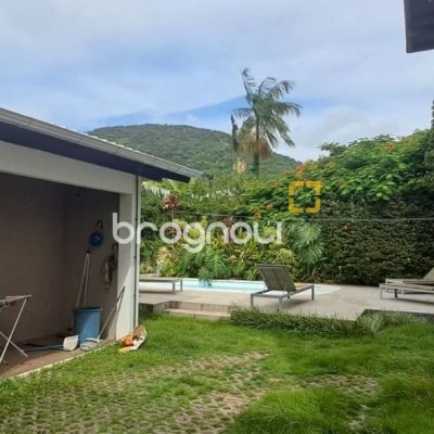 Casa de Condomínio com 328m², 5 quartos (sendo 3 suítes), 4 garagens, no bairro Sambaqui em Florianópolis