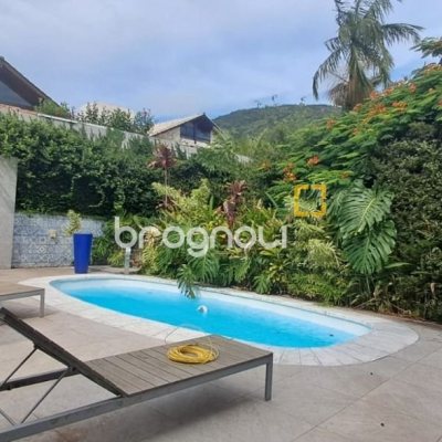 Casa de Condomínio com 328m², 5 quartos (sendo 3 suítes), 4 garagens, no bairro Sambaqui em Florianópolis