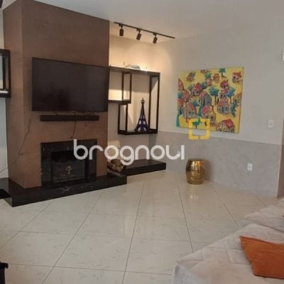 Casa de Condomínio com 328m², 5 quartos (sendo 3 suítes), 4 garagens, no bairro Sambaqui em Florianópolis