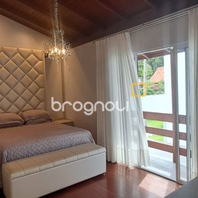 Casa de Condomínio com 328m², 5 quartos (sendo 3 suítes), 4 garagens, no bairro Sambaqui em Florianópolis
