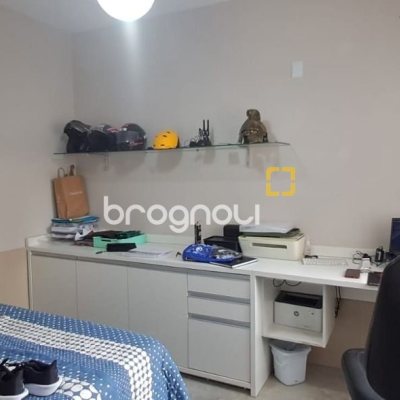 Casa de Condomínio com 328m², 5 quartos (sendo 3 suítes), 4 garagens, no bairro Sambaqui em Florianópolis