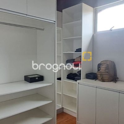 Casa de Condomínio com 328m², 5 quartos (sendo 3 suítes), 4 garagens, no bairro Sambaqui em Florianópolis
