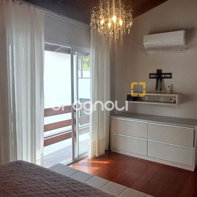 Casa de Condomínio com 328m², 5 quartos (sendo 3 suítes), 4 garagens, no bairro Sambaqui em Florianópolis