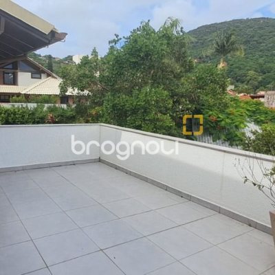 Casa de Condomínio com 328m², 5 quartos (sendo 3 suítes), 4 garagens, no bairro Sambaqui em Florianópolis