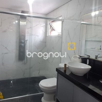 Casa de Condomínio com 328m², 5 quartos (sendo 3 suítes), 4 garagens, no bairro Sambaqui em Florianópolis