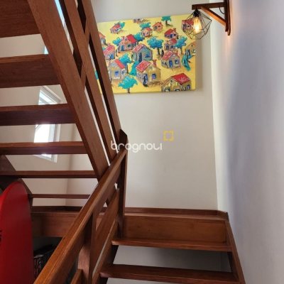 Casa de Condomínio com 328m², 5 quartos (sendo 3 suítes), 4 garagens, no bairro Sambaqui em Florianópolis