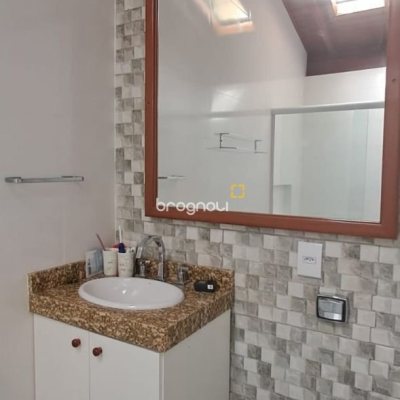 Casa de Condomínio com 328m², 5 quartos (sendo 3 suítes), 4 garagens, no bairro Sambaqui em Florianópolis