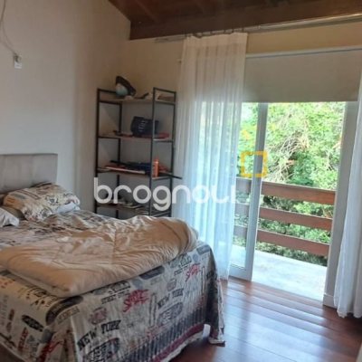 Casa de Condomínio com 328m², 5 quartos (sendo 3 suítes), 4 garagens, no bairro Sambaqui em Florianópolis