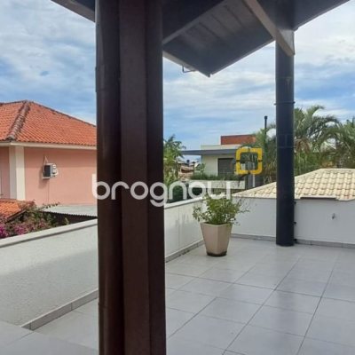 Casa de Condomínio com 328m², 5 quartos (sendo 3 suítes), 4 garagens, no bairro Sambaqui em Florianópolis