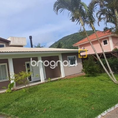 Casa de Condomínio com 328m², 5 quartos (sendo 3 suítes), 4 garagens, no bairro Sambaqui em Florianópolis