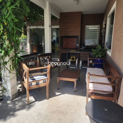 Casa de Condomínio com 328m², 5 quartos (sendo 3 suítes), 4 garagens, no bairro Sambaqui em Florianópolis