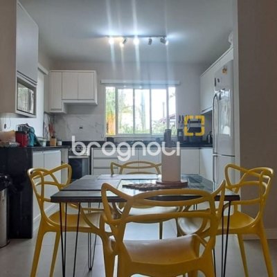 Casa de Condomínio com 328m², 5 quartos (sendo 3 suítes), 4 garagens, no bairro Sambaqui em Florianópolis