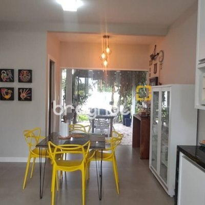 Casa de Condomínio com 328m², 5 quartos (sendo 3 suítes), 4 garagens, no bairro Sambaqui em Florianópolis