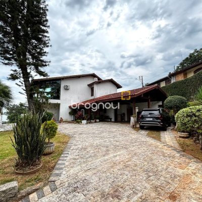 Casa com 407m², 4 quartos (sendo 1 suíte), 6 garagens, no bairro Agronômica em Florianópolis