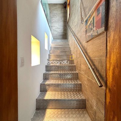 Casa com 407m², 4 quartos (sendo 1 suíte), 6 garagens, no bairro Agronômica em Florianópolis