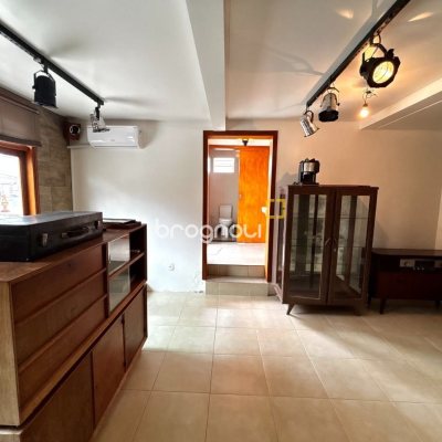 Casa com 407m², 4 quartos (sendo 1 suíte), 6 garagens, no bairro Agronômica em Florianópolis