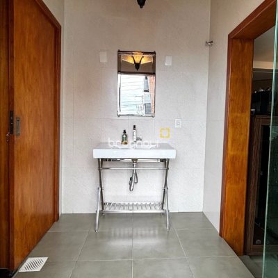 Casa com 407m², 4 quartos (sendo 1 suíte), 6 garagens, no bairro Agronômica em Florianópolis