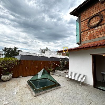 Casa com 407m², 4 quartos (sendo 1 suíte), 6 garagens, no bairro Agronômica em Florianópolis