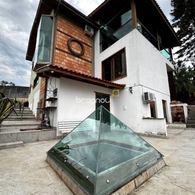Casa com 407m², 4 quartos (sendo 1 suíte), 6 garagens, no bairro Agronômica em Florianópolis