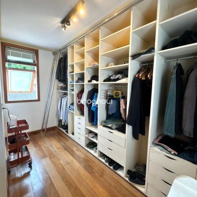 Casa com 407m², 4 quartos (sendo 1 suíte), 6 garagens, no bairro Agronômica em Florianópolis